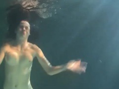 MomsCult presents: This girl can stay underwater for a long time