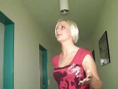 MomsCult presents: Ossi-schlampe pisst in die hotelpflanzen!