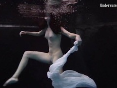 MomsCult presents: Balletic underwater swimming with a teen beauty